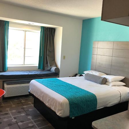 Red Lion Inn & Suites אלק גרוב וילאג' מראה חיצוני תמונה