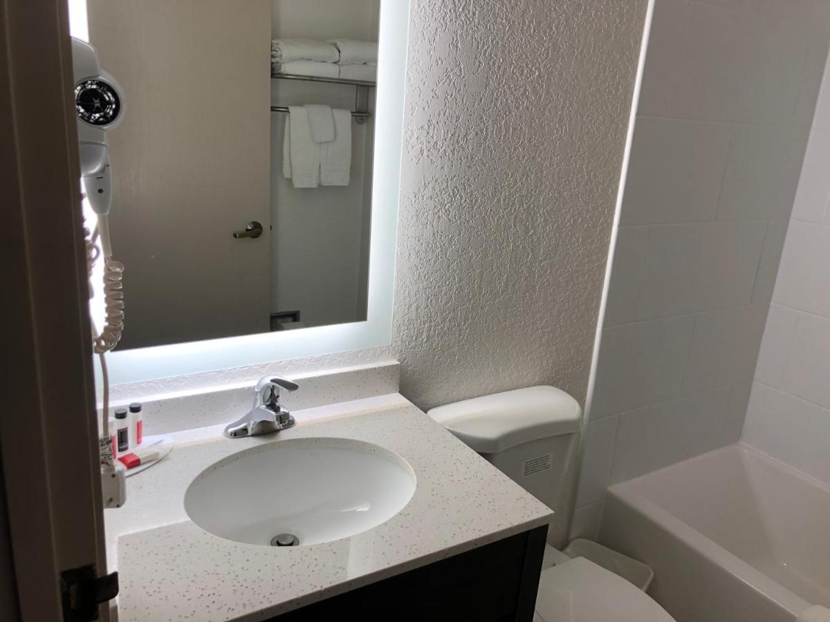 Red Lion Inn & Suites אלק גרוב וילאג' מראה חיצוני תמונה