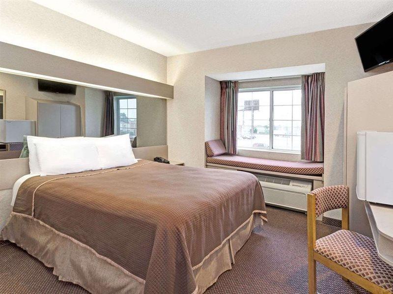 Red Lion Inn & Suites אלק גרוב וילאג' מראה חיצוני תמונה