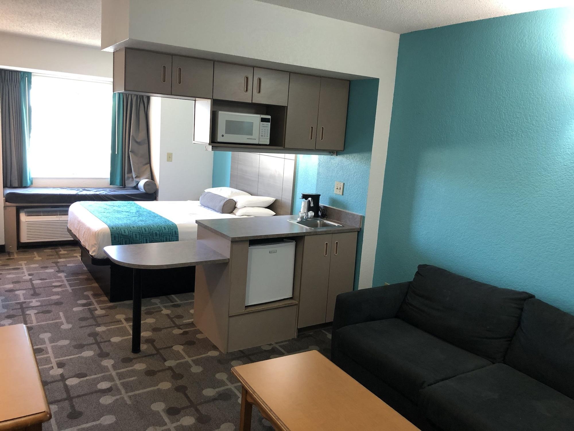 Red Lion Inn & Suites אלק גרוב וילאג' מראה חיצוני תמונה