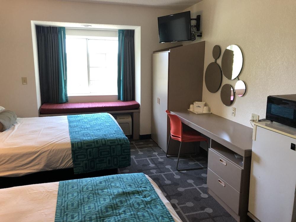 Red Lion Inn & Suites אלק גרוב וילאג' מראה חיצוני תמונה